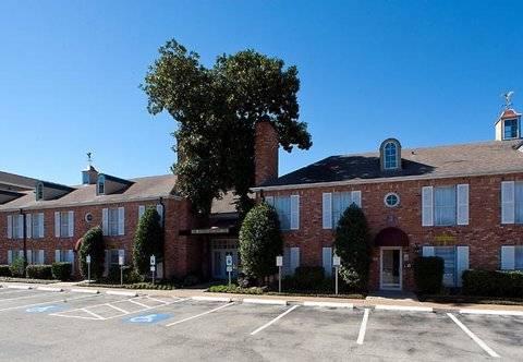 Hotel By The Galleria 3*